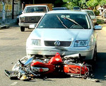 03/01/2008: UN HERIDO AL CHOCAR UNA MOTO Y UN AUTO.  El motociclista sufrio golpes multiples producto del fuerte impacto. 