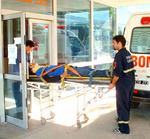 03/01/2008: UN HERIDO AL CHOCAR UNA MOTO Y UN AUTO.  El herido siendo ingresado al hospital local por personal de bomberos. 