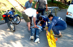 22/01/2008: JOVEN LESIONADO AL CHOCAR CON SU MOTO A UN PERRO.  El lesionado siendo trasladado por el personal de bomberos voluntarios. 