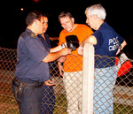 29/01/2008: JOVEN MURIO ATROPELLADO EN LA PANAMERICANA.  Peritos de polic�a junto al instructor Gutierrez analizando un espejo encontrado en el lugar.  Habr�a sido un suicidio 