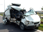 18/03/2008: Un herido al chocar una camioneta contra un cami�n.  La camioneta qued� destrozada en su frente producto del fuerte impacto. 