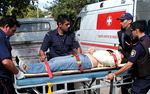 28/03/2008: Una lesionada al chocar una moto con un auto.  Personal de bomberos y de polic�a asistiendo a la lesionada. 
