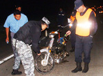 04/04/2008:  Un muerto y un herido grave al chocar un auto a una moto.  Un compa�ero de las victimas reconociendo la moto en que circulaban la cual qued� a m�s de 100 metros del lugar del impacto. 