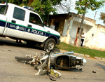 10/04/2008: Motociclista lesionado al chocar contra una camioneta.  La moto qued� destrozada producto del impacto. 