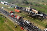10/04/2008: Niebla, humo y exceso de velocidad causaron el choque en cadena en la ruta 9 que dej� 4 muertos.  Una vista de uno de los accidentes que se produjeron a lo largo de varios kil�metros. 