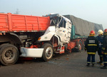 19/04/2008: El humo provoc� un nuevo choque en cadena.  Uno de los camiones sufri� da�os muy importantes en su frente.  Afortunadamente solo hubo un herido leve 