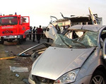 27/04/2008: Dos muertos y cuatro heridos graves en un accidente en la Ruta 6.      Un auto se cruz� de mano y se estrell� de lleno contra una camioneta, muriendo dos de los ocupantes de �sta 